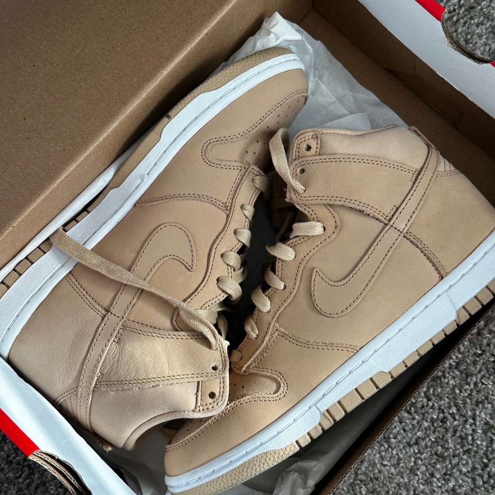Nike Dunk High Premium
Vachetta Tan | 8